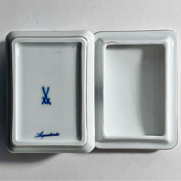 MEISSEN AQUATINTA Trinket Box / FLOWERS & INSECTS / Gold Trim / CROSSED SWORDS - Picture 6 of 10